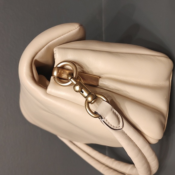 Coach Pillow Yabby 26 ***missing crossbody strap and coach leather tag w/blemish - Picture 6 of 16